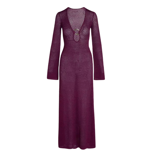 Dieses wunderschöne Strickkleid aus hochwertigem Polyesterstrick ist der perfekte Begleiter für elegante Abendveranstaltungen und besondere Anlässe. Mit seinem tiefen V-Ausschnitt und dem dekorativen Verschluss in der Mitte setzt es stilvolle Akzente und sorgt für einen modernen Look. farbe viollete und Orange